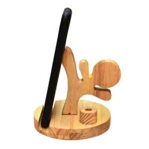 Soporte para teléfono móvil en madera de pino con figura de karateca de 10x10x12 cm sobre fondo blanco.