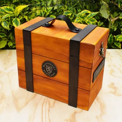 Caja de lujo whisky 3 botellas cerrada en madera triplex de pino personalizada