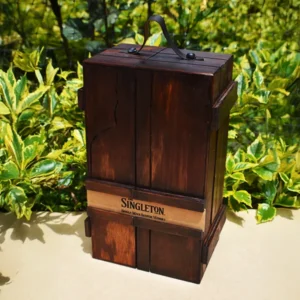 Caja para licor en madera personalizada, vista 3/4 hacia la izquierda, con acabado pintado, manija de cuerina y grabado láser con logo.