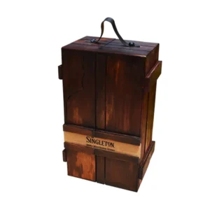 Caja licor en madera para personalizar | Trazos de Arte Caja de madera triplex de pino de 32x18x13 cm para empaque de licor con tapa personalizable sobre fondo blanco.