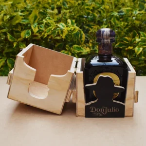 Caja de madera para licor abierta con botella, personalizada en grabado láser y acabado natural.