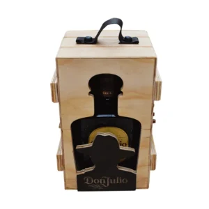 Caja cúbica en madera triplex de pino de 23x13x13 cm para empaque de licor con acabado natural sobre fondo blanco.