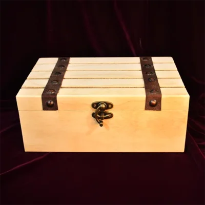 Caja regalo en madera natural personalizada, vista frontal, con detalles en cuerina y taches decorativos.
