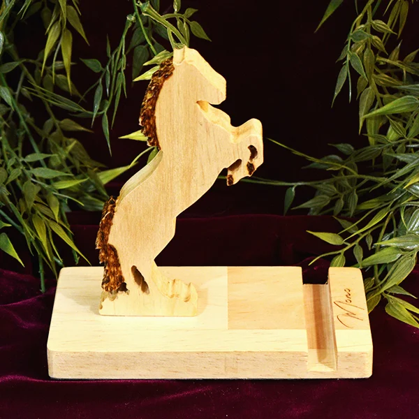 Portacelular de caballo en madera 3 Portacelular de Caballo en madera sin celular, diseño decorativo ecológico