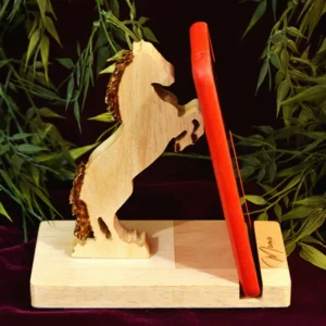 Portacelular de caballo en madera 5 Portacelular de Caballo en madera con celular en uso, soporte decorativo artesanal