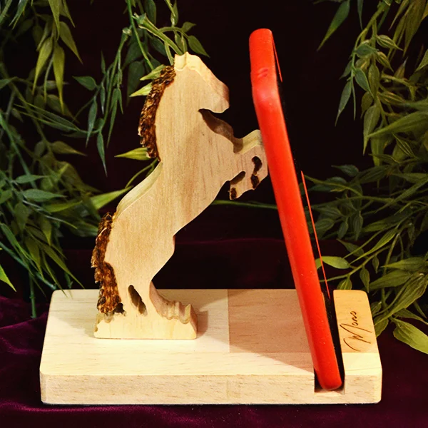 Portacelular de caballo en madera 1 Portacelular de Caballo en madera con celular en uso, soporte decorativo artesanal