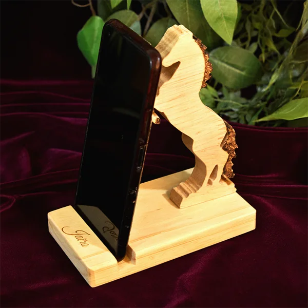 Portacelular de caballo en madera 4 Soporte para celular de Caballo en madera visto desde el lateral izquierdo con celular