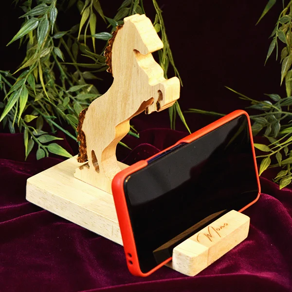 Portacelular de caballo en madera 2 Soporte para celular de Caballo en madera con vista 3/4 y grabado láser