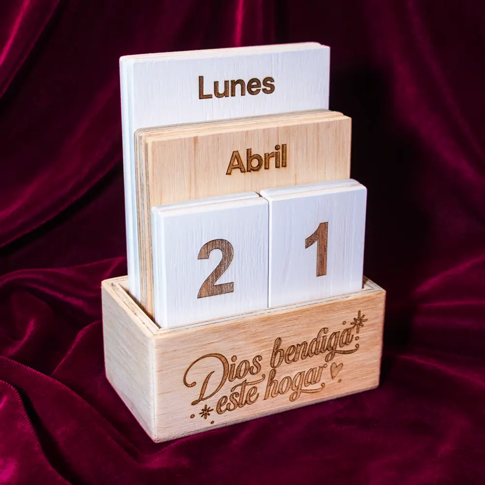 Calendario perpetuo de madera en un escritorio de oficina mostrando el sistema de cambio de fecha manual.