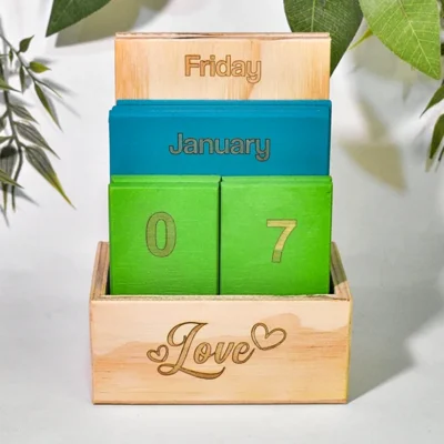 calendario perpetuo de tablas en triplex de pino personalizado con grabado laser vista frontal