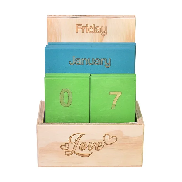 Calendario Perpetuo de Tablas | Trazos de Arte Calendario perpetuo de escritorio en madera triplex de pino con tablas móviles y grabado láser personalizado sobre fondo blanco.