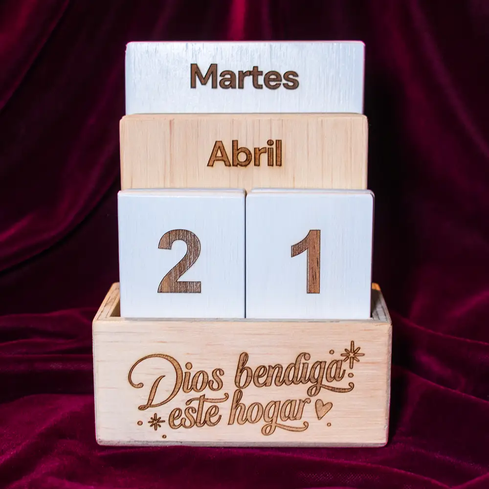 Calendario Perpetuo de Tablas | Trazos de Arte Vista frontal del calendario perpetuo de madera mostrando la legibilidad de los días, meses y números.