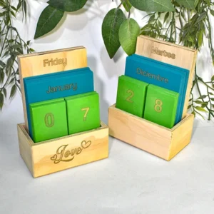 calendarios perpetuos de tablas en triplex de pino personalizados con grabado laser vista frontal