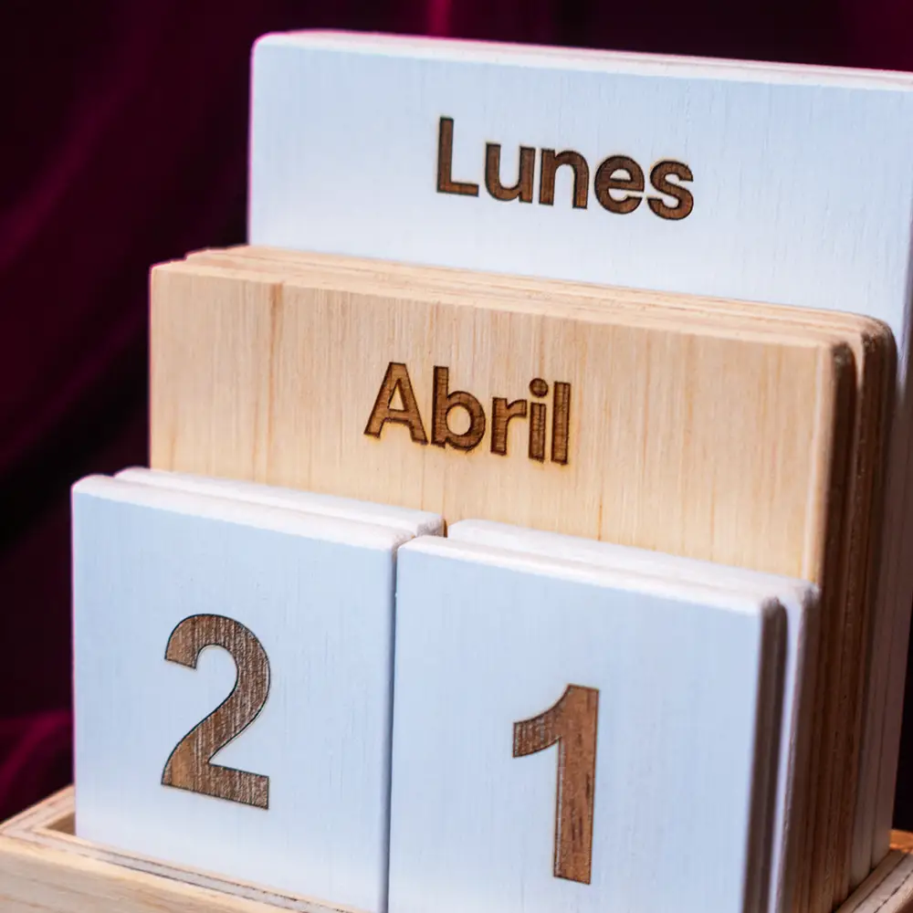 Calendario Perpetuo de Tablas | Trazos de Arte Primer plano de las tablas de madera grabadas con láser mostrando el día, mes y número con alta definición.