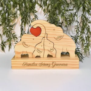 escultura familia 4 elefantes en madera de pino personalizada con grabado laser vista frontal