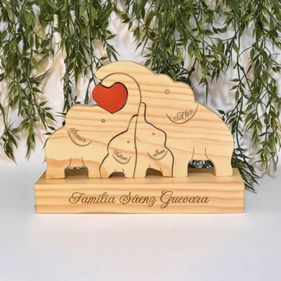 escultura familia 4 elefantes en madera de pino personalizada con grabado laser vista frontal