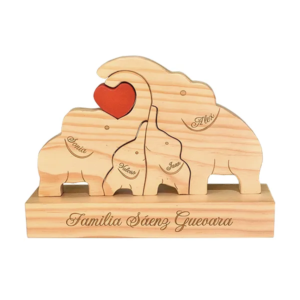 Escultura Familia 4 Elefantes en Madera | Trazos de Arte Escultura decorativa de familia de 4 elefantes en madera de pino de 18 mm con corazón pintado y grabado personalizado sobre fondo blanco.