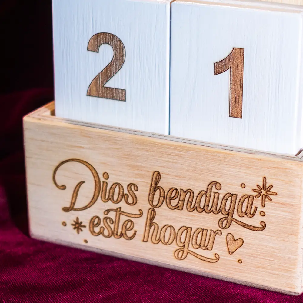 Calendario Perpetuo de Tablas | Trazos de Arte Detalle del grabado láser en la base del calendario con la frase "Dios bendiga a este hogar".