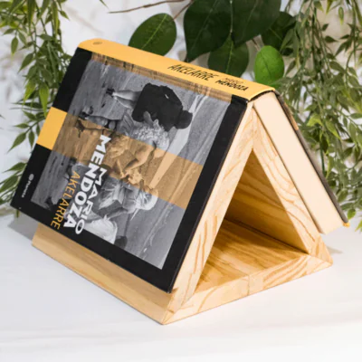 Este soporte para libros marcador de página decora y hace ver más atractiva su mesa auxiliar o mesita de noche, y es realmente practico y útil. El soporte para libros marcador de página es ideal para regalar a los amantes de los libros. Nuestro soporte para libros marcador de página en forma triangular viene con un centro hueco, lo que lo convierte en un área de almacenamiento que permite guardar las gafas o anteojos de lectura u otros elementos como bolígrafos y lápices. Es un regalo muy original y práctico. También puede ser personalizado. ideal para regalar. Se puede personalizar con nombre, frase, fecha, dibujo o logo. Tenga en cuenta que cada pieza está hecha bajo pedido por lo que el color y la textura de la madera natural pueden variar ligeramente. Con el soporte para libros marcador de página puede marcar la página simplemente colocándolo sobre el soporte. Este soporte para libros marcador de página está hecho de madera de pino de alta calidad que está construida para una calidad óptima. Convierta todos los libros a medio terminar en accesorios para el hogar u oficina bellamente exhibidos con estos marcadores de posición. El bello diseño en triangulo del soporte para libros marcador de página ofrece un toque moderno que combina sin esfuerzo con cualquier decoración del hogar u oficina. El diseño minimalista mantiene la forma de un libro abierto, que marca la página sin causar daño libro.Este soporte para libros marcador de página decora y hace ver más atractiva su mesa auxiliar o mesita de noche, y es realmente practico y útil. El soporte para libros marcador de página es ideal para regalar a los amantes de los libros. Nuestro soporte para libros marcador de página en forma triangular viene con un centro hueco, lo que lo convierte en un área de almacenamiento que permite guardar las gafas o anteojos de lectura u otros elementos como bolígrafos y lápices. Es un regalo muy original y práctico. También puede ser personalizado. ideal para regalar. Se puede personalizar con nombre, frase, fecha, dibujo o logo. Tenga en cuenta que cada pieza está hecha bajo pedido por lo que el color y la textura de la madera natural pueden variar ligeramente. Con el soporte para libros marcador de página puede marcar la página simplemente colocándolo sobre el soporte. Este soporte para libros marcador de página está hecho de madera de pino de alta calidad que está construida para una calidad óptima. Convierta todos los libros a medio terminar en accesorios para el hogar u oficina bellamente exhibidos con estos marcadores de posición. El bello diseño en triangulo del soporte para libros marcador de página ofrece un toque moderno que combina sin esfuerzo con cualquier decoración del hogar u oficina. El diseño minimalista mantiene la forma de un libro abierto, que marca la página sin causar daño libro. Soporte para libros; marcador de página; decoración de mesa; regalo para amantes de los libros; soporte triangular; centro hueco; almacenamiento de gafas; almacenamiento de bolígrafos; regalo original; regalo práctico; personalización de nombre; personalización de frase; personalización de fecha; personalización de dibujo; personalización de logo; madera natural; color de madera; textura de madera; marca de página; madera de pino; calidad óptima; accesorios para el hogar; accesorios para la oficina; marcadores de posición; diseño en triángulo; decoración moderna; decoración de oficina; diseño minimalista; libro abierto; protección del libro.Soporte para libros; marcador de página; decoración de mesa; regalo para amantes de los libros; soporte triangular; centro hueco; almacenamiento de gafas; almacenamiento de bolígrafos; regalo original; regalo práctico; personalización de nombre; personalización de frase; personalización de fecha; personalización de dibujo; personalización de logo; madera natural; color de madera; textura de madera; marca de página; madera de pino; calidad óptima; accesorios para el hogar; accesorios para la oficina; marcadores de posición; diseño en triángulo; decoración moderna; decoración de oficina; diseño minimalista; libro abierto; protección del libro.