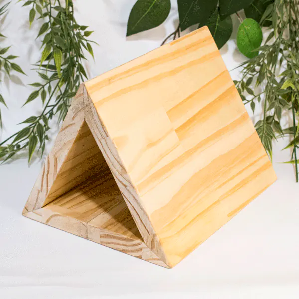 Soporte para libros marcador de página Este soporte para libros marcador de página decora y hace ver más atractiva su mesa auxiliar o mesita de noche, y es realmente practico y útil. El soporte para libros marcador de página es ideal para regalar a los amantes de los libros. Nuestro soporte para libros marcador de página en forma triangular viene con un centro hueco, lo que lo convierte en un área de almacenamiento que permite guardar las gafas o anteojos de lectura u otros elementos como bolígrafos y lápices. Es un regalo muy original y práctico. También puede ser personalizado. ideal para regalar. Se puede personalizar con nombre, frase, fecha, dibujo o logo. Tenga en cuenta que cada pieza está hecha bajo pedido por lo que el color y la textura de la madera natural pueden variar ligeramente. Con el soporte para libros marcador de página puede marcar la página simplemente colocándolo sobre el soporte. Este soporte para libros marcador de página está hecho de madera de pino de alta calidad que está construida para una calidad óptima. Convierta todos los libros a medio terminar en accesorios para el hogar u oficina bellamente exhibidos con estos marcadores de posición. El bello diseño en triangulo del soporte para libros marcador de página ofrece un toque moderno que combina sin esfuerzo con cualquier decoración del hogar u oficina. El diseño minimalista mantiene la forma de un libro abierto, que marca la página sin causar daño libro.Este soporte para libros marcador de página decora y hace ver más atractiva su mesa auxiliar o mesita de noche, y es realmente practico y útil. El soporte para libros marcador de página es ideal para regalar a los amantes de los libros. Nuestro soporte para libros marcador de página en forma triangular viene con un centro hueco, lo que lo convierte en un área de almacenamiento que permite guardar las gafas o anteojos de lectura u otros elementos como bolígrafos y lápices. Es un regalo muy original y práctico. También puede ser personalizado. ideal para regalar. Se puede personalizar con nombre, frase, fecha, dibujo o logo. Tenga en cuenta que cada pieza está hecha bajo pedido por lo que el color y la textura de la madera natural pueden variar ligeramente. Con el soporte para libros marcador de página puede marcar la página simplemente colocándolo sobre el soporte. Este soporte para libros marcador de página está hecho de madera de pino de alta calidad que está construida para una calidad óptima. Convierta todos los libros a medio terminar en accesorios para el hogar u oficina bellamente exhibidos con estos marcadores de posición. El bello diseño en triangulo del soporte para libros marcador de página ofrece un toque moderno que combina sin esfuerzo con cualquier decoración del hogar u oficina. El diseño minimalista mantiene la forma de un libro abierto, que marca la página sin causar daño libro. Soporte para libros; marcador de página; decoración de mesa; regalo para amantes de los libros; soporte triangular; centro hueco; almacenamiento de gafas; almacenamiento de bolígrafos; regalo original; regalo práctico; personalización de nombre; personalización de frase; personalización de fecha; personalización de dibujo; personalización de logo; madera natural; color de madera; textura de madera; marca de página; madera de pino; calidad óptima; accesorios para el hogar; accesorios para la oficina; marcadores de posición; diseño en triángulo; decoración moderna; decoración de oficina; diseño minimalista; libro abierto; protección del libro.Soporte para libros; marcador de página; decoración de mesa; regalo para amantes de los libros; soporte triangular; centro hueco; almacenamiento de gafas; almacenamiento de bolígrafos; regalo original; regalo práctico; personalización de nombre; personalización de frase; personalización de fecha; personalización de dibujo; personalización de logo; madera natural; color de madera; textura de madera; marca de página; madera de pino; calidad óptima; accesorios para el hogar; accesorios para la oficina; marcadores de posición; diseño en triángulo; decoración moderna; decoración de oficina; diseño minimalista; libro abierto; protección del libro.