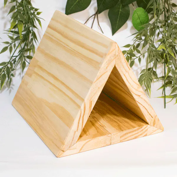 Soporte para libros marcador de página Este soporte para libros marcador de página decora y hace ver más atractiva su mesa auxiliar o mesita de noche, y es realmente practico y útil. El soporte para libros marcador de página es ideal para regalar a los amantes de los libros. Nuestro soporte para libros marcador de página en forma triangular viene con un centro hueco, lo que lo convierte en un área de almacenamiento que permite guardar las gafas o anteojos de lectura u otros elementos como bolígrafos y lápices. Es un regalo muy original y práctico. También puede ser personalizado. ideal para regalar. Se puede personalizar con nombre, frase, fecha, dibujo o logo. Tenga en cuenta que cada pieza está hecha bajo pedido por lo que el color y la textura de la madera natural pueden variar ligeramente. Con el soporte para libros marcador de página puede marcar la página simplemente colocándolo sobre el soporte. Este soporte para libros marcador de página está hecho de madera de pino de alta calidad que está construida para una calidad óptima. Convierta todos los libros a medio terminar en accesorios para el hogar u oficina bellamente exhibidos con estos marcadores de posición. El bello diseño en triangulo del soporte para libros marcador de página ofrece un toque moderno que combina sin esfuerzo con cualquier decoración del hogar u oficina. El diseño minimalista mantiene la forma de un libro abierto, que marca la página sin causar daño libro.Este soporte para libros marcador de página decora y hace ver más atractiva su mesa auxiliar o mesita de noche, y es realmente practico y útil. El soporte para libros marcador de página es ideal para regalar a los amantes de los libros. Nuestro soporte para libros marcador de página en forma triangular viene con un centro hueco, lo que lo convierte en un área de almacenamiento que permite guardar las gafas o anteojos de lectura u otros elementos como bolígrafos y lápices. Es un regalo muy original y práctico. También puede ser personalizado. ideal para regalar. Se puede personalizar con nombre, frase, fecha, dibujo o logo. Tenga en cuenta que cada pieza está hecha bajo pedido por lo que el color y la textura de la madera natural pueden variar ligeramente. Con el soporte para libros marcador de página puede marcar la página simplemente colocándolo sobre el soporte. Este soporte para libros marcador de página está hecho de madera de pino de alta calidad que está construida para una calidad óptima. Convierta todos los libros a medio terminar en accesorios para el hogar u oficina bellamente exhibidos con estos marcadores de posición. El bello diseño en triangulo del soporte para libros marcador de página ofrece un toque moderno que combina sin esfuerzo con cualquier decoración del hogar u oficina. El diseño minimalista mantiene la forma de un libro abierto, que marca la página sin causar daño libro. Soporte para libros; marcador de página; decoración de mesa; regalo para amantes de los libros; soporte triangular; centro hueco; almacenamiento de gafas; almacenamiento de bolígrafos; regalo original; regalo práctico; personalización de nombre; personalización de frase; personalización de fecha; personalización de dibujo; personalización de logo; madera natural; color de madera; textura de madera; marca de página; madera de pino; calidad óptima; accesorios para el hogar; accesorios para la oficina; marcadores de posición; diseño en triángulo; decoración moderna; decoración de oficina; diseño minimalista; libro abierto; protección del libro.Soporte para libros; marcador de página; decoración de mesa; regalo para amantes de los libros; soporte triangular; centro hueco; almacenamiento de gafas; almacenamiento de bolígrafos; regalo original; regalo práctico; personalización de nombre; personalización de frase; personalización de fecha; personalización de dibujo; personalización de logo; madera natural; color de madera; textura de madera; marca de página; madera de pino; calidad óptima; accesorios para el hogar; accesorios para la oficina; marcadores de posición; diseño en triángulo; decoración moderna; decoración de oficina; diseño minimalista; libro abierto; protección del libro.