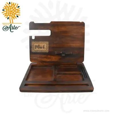 Organizador de escritorio No.1, práctico soporte de de escritorio multifuncional con diseño inteligente, estación de acoplamiento de almacenamiento. Es un regalo perfecto para mujer o hombre como regalo de aniversario, cumpleaños o graduación El organizador de escritorio multifuncional con diseño inteligente permite mantener organizados los artículos uso diario, tendrás todo a la mano: teléfono celular, reloj, billetera, monedas / USB / anillo, llaves gafas y lapicero Perfecto para su hogar u oficina. Organizador de escritorio No.1 consta de dos piezas de madera que se ensamblan Los accesorios que se muestran en las imágenes no están incluidos Para fabricar estos soportes utilizamos madera de alta calidad Se adapta perfectamente a cualquier interior, tanto a estilos clásicos como modernos. El organizador de escritorio No.1 es un regalo ecológico de estilo rústico. Nuestro organizador de escritorio apoya tu idea del regalo perfecto. Excelentes para el marketing empresarial y personal. Tenga en cuenta que la madera es un material único, por lo que cuándo lo reciba será similar, no exactamente al de la foto. Organizador de escritorio No.1 Material: Triplex de pino Color: A elección Tamaño: 24 x 18 x 20 cm El precio incluye personalización Fabricación sobre pedido. Fecha estimada de entrega: De 5 a 6 días hábiles (en Bogotá, Medellín, Cali), al resto del país de 12 a 18 días. Recuerda que el tiempo de entrega comienza a partir del momento en que tu pago sea confirmado. Todos los productos son entregados al domicilio que informaste al realizar la compra. Vendido y enviado por: Trazos de Arte. Envío rápido y seguro. No incluye domicilio. Personalización Realiza un pedido personalizado, podemos agregar lo que desees, como nombre, fecha, frase, logotipo, imagen o empaque regalo. Envíanos tu propuesta o diseño a través de nuestro correo electrónico contacto@trazosdearte.com o WhatsApp 3202422794. Ofrecemos: Grabado por láser, grabado CNC Router, sublimado o papel adhesivo, el precio varía según el tipo de personalización que desees, encontrarás más información en “Servicios” en nuestro menú secundario. Si deseas cotizar o tienes preguntas presiona el botón Cotizar personalización con gusto las responderemos. ¿Cómo comprar? Selecciona tu producto. Si tienes alguna duda por favor escríbenos. Haz clic en el botón de compra y la cantidad que deseas. Ingresa los datos de facturación y entrega. Realiza el pago de tu pedido. Recibe el pedido en tu domicilio.