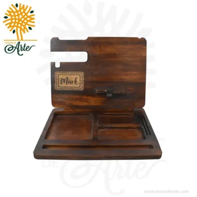 Organizador de escritorio No.1, práctico soporte de de escritorio multifuncional con diseño inteligente, estación de acoplamiento de almacenamiento. Es un regalo perfecto para mujer o hombre como regalo de aniversario, cumpleaños o graduación El organizador de escritorio multifuncional con diseño inteligente permite mantener organizados los artículos uso diario, tendrás todo a la mano: teléfono celular, reloj, billetera, monedas / USB / anillo, llaves gafas y lapicero Perfecto para su hogar u oficina. Organizador de escritorio No.1 consta de dos piezas de madera que se ensamblan Los accesorios que se muestran en las imágenes no están incluidos Para fabricar estos soportes utilizamos madera de alta calidad Se adapta perfectamente a cualquier interior, tanto a estilos clásicos como modernos. El organizador de escritorio No.1 es un regalo ecológico de estilo rústico. Nuestro organizador de escritorio apoya tu idea del regalo perfecto. Excelentes para el marketing empresarial y personal. Tenga en cuenta que la madera es un material único, por lo que cuándo lo reciba será similar, no exactamente al de la foto. Organizador de escritorio No.1 Material: Triplex de pino Color:  A elección Tamaño: 24 x 18 x 20 cm El precio incluye personalización Fabricación sobre pedido. Fecha estimada de entrega: De 5 a 6 días hábiles (en Bogotá, Medellín, Cali), al resto del país de 12 a 18 días. Recuerda que el tiempo de entrega comienza a partir del momento en que tu pago sea confirmado. Todos los productos son entregados al domicilio que informaste al realizar la compra. Vendido y enviado por: Trazos de Arte. Envío rápido y seguro. No incluye domicilio.   Personalización Realiza un pedido personalizado, podemos agregar lo que desees, como nombre, fecha, frase, logotipo, imagen o empaque regalo. Envíanos tu propuesta o diseño a través de nuestro correo electrónico contacto@trazosdearte.com o WhatsApp 3202422794. Ofrecemos: Grabado por láser, grabado CNC Router, sublimado o papel adhesivo, el precio varía según el tipo de personalización que desees, encontrarás más información en “Servicios” en nuestro menú secundario. Si deseas cotizar o tienes preguntas presiona el botón Cotizar personalización con gusto las responderemos. ¿Cómo comprar? Selecciona tu producto. Si tienes alguna duda por favor escríbenos. Haz clic en el botón de compra y la cantidad que deseas. Ingresa los datos de facturación y entrega. Realiza el pago de tu pedido. Recibe el pedido en tu domicilio.
