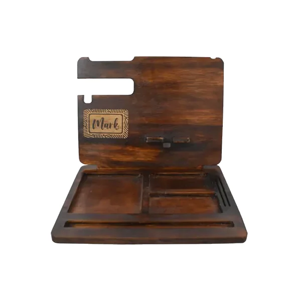 Organizador de Escritorio en Madera Personalizado | Trazos de Arte Organizador de escritorio en madera con múltiples compartimientos para accesorios del día a día y soporte para celular.