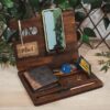 Organizador de escritorio No.1, práctico soporte de de escritorio multifuncional con diseño inteligente, estación de acoplamiento de almacenamiento. Es un regalo perfecto para mujer o hombre como regalo de aniversario, cumpleaños o graduación El organizador de escritorio multifuncional con diseño inteligente permite mantener organizados los artículos uso diario, tendrás todo a la mano: teléfono celular, reloj, billetera, monedas / USB / anillo, llaves gafas y lapicero Perfecto para su hogar u oficina. Organizador de escritorio No.1 consta de dos piezas de madera que se ensamblan Los accesorios que se muestran en las imágenes no están incluidos Para fabricar estos soportes utilizamos madera de alta calidad Se adapta perfectamente a cualquier interior, tanto a estilos clásicos como modernos. El organizador de escritorio No.1 es un regalo ecológico de estilo rústico. Nuestro organizador de escritorio apoya tu idea del regalo perfecto. Excelentes para el marketing empresarial y personal. Tenga en cuenta que la madera es un material único, por lo que cuándo lo reciba será similar, no exactamente al de la foto. Organizador de escritorio No.1 Material: Triplex de pino Color:  A elección Tamaño: 24 x 18 x 20 cm El precio incluye personalización Fabricación sobre pedido. Fecha estimada de entrega: De 5 a 6 días hábiles (en Bogotá, Medellín, Cali), al resto del país de 12 a 18 días. Recuerda que el tiempo de entrega comienza a partir del momento en que tu pago sea confirmado. Todos los productos son entregados al domicilio que informaste al realizar la compra. Vendido y enviado por: Trazos de Arte. Envío rápido y seguro. No incluye domicilio.   Personalización Realiza un pedido personalizado, podemos agregar lo que desees, como nombre, fecha, frase, logotipo, imagen o empaque regalo. Envíanos tu propuesta o diseño a través de nuestro correo electrónico contacto@trazosdearte.com o WhatsApp 3202422794. Ofrecemos: Grabado por láser, grabado CNC Router, sublimado o papel adhesivo, el precio varía según el tipo de personalización que desees, encontrarás más información en “Servicios” en nuestro menú secundario. Si deseas cotizar o tienes preguntas presiona el botón Cotizar personalización con gusto las responderemos. ¿Cómo comprar? Selecciona tu producto. Si tienes alguna duda por favor escríbenos. Haz clic en el botón de compra y la cantidad que deseas. Ingresa los datos de facturación y entrega. Realiza el pago de tu pedido. Recibe el pedido en tu domicilio.