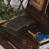 Organizador de escritorio No.1, práctico soporte de de escritorio multifuncional con diseño inteligente, estación de acoplamiento de almacenamiento. Es un regalo perfecto para mujer o hombre como regalo de aniversario, cumpleaños o graduación El organizador de escritorio multifuncional con diseño inteligente permite mantener organizados los artículos uso diario, tendrás todo a la mano: teléfono celular, reloj, billetera, monedas / USB / anillo, llaves gafas y lapicero Perfecto para su hogar u oficina. Organizador de escritorio No.1 consta de dos piezas de madera que se ensamblan Los accesorios que se muestran en las imágenes no están incluidos Para fabricar estos soportes utilizamos madera de alta calidad Se adapta perfectamente a cualquier interior, tanto a estilos clásicos como modernos. El organizador de escritorio No.1 es un regalo ecológico de estilo rústico. Nuestro organizador de escritorio apoya tu idea del regalo perfecto. Excelentes para el marketing empresarial y personal. Tenga en cuenta que la madera es un material único, por lo que cuándo lo reciba será similar, no exactamente al de la foto. Organizador de escritorio No.1 Material: Triplex de pino Color:  A elección Tamaño: 24 x 18 x 20 cm El precio incluye personalización Fabricación sobre pedido. Fecha estimada de entrega: De 5 a 6 días hábiles (en Bogotá, Medellín, Cali), al resto del país de 12 a 18 días. Recuerda que el tiempo de entrega comienza a partir del momento en que tu pago sea confirmado. Todos los productos son entregados al domicilio que informaste al realizar la compra. Vendido y enviado por: Trazos de Arte. Envío rápido y seguro. No incluye domicilio.   Personalización Realiza un pedido personalizado, podemos agregar lo que desees, como nombre, fecha, frase, logotipo, imagen o empaque regalo. Envíanos tu propuesta o diseño a través de nuestro correo electrónico contacto@trazosdearte.com o WhatsApp 3202422794. Ofrecemos: Grabado por láser, grabado CNC Router, sublimado o papel adhesivo, el precio varía según el tipo de personalización que desees, encontrarás más información en “Servicios” en nuestro menú secundario. Si deseas cotizar o tienes preguntas presiona el botón Cotizar personalización con gusto las responderemos. ¿Cómo comprar? Selecciona tu producto. Si tienes alguna duda por favor escríbenos. Haz clic en el botón de compra y la cantidad que deseas. Ingresa los datos de facturación y entrega. Realiza el pago de tu pedido. Recibe el pedido en tu domicilio.