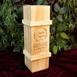 Caja para vino en madera de pino personalizada, vista 3/4 hacia la derecha.