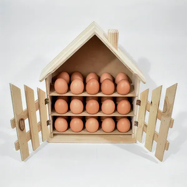 Casa para huevos en madera con puertas abiertas y compartimientos llenos de huevos.