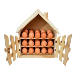 Casa para huevos en madera | Trazos de Arte Dispensador de huevos en madera triplex de pino con diseño de casa de dos puertas y tres niveles sobre fondo blanco.