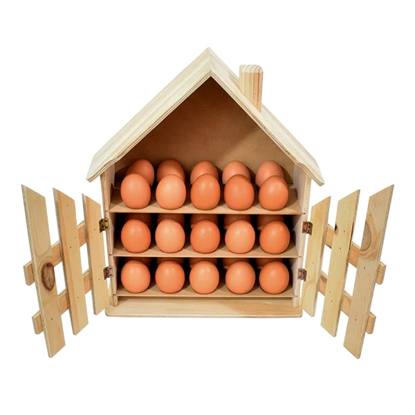Casa para huevos en madera | Trazos de Arte Dispensador de huevos en madera triplex de pino con diseño de casa de dos puertas y tres niveles sobre fondo blanco.
