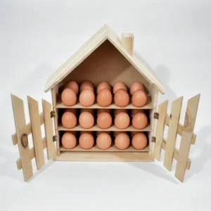 Casa para huevos en madera con puertas abiertas y compartimientos llenos de huevos.