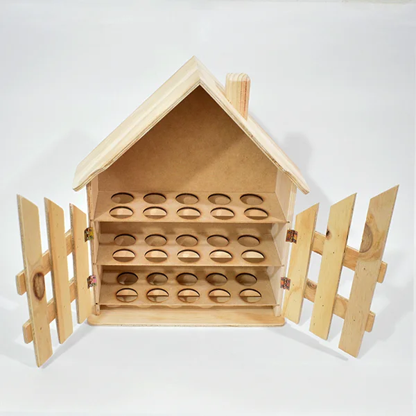 Casa para huevos en madera 3 Casa para huevos en madera con puertas abiertas mostrando compartimientos interiores vacíos.