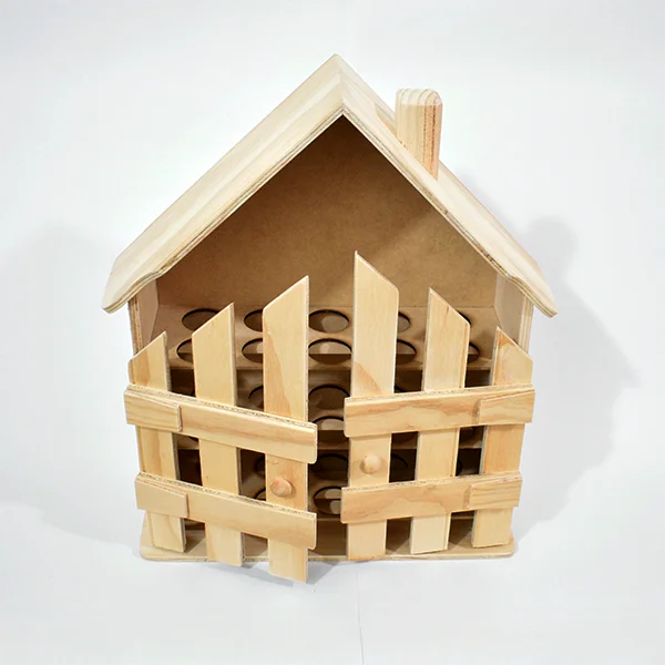 Casa para huevos en madera 1 Casa para huevos en madera con puertas cerradas y acabado natural.