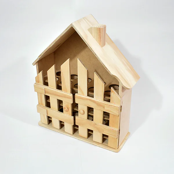 Casa para huevos en madera 2 Casa para huevos en madera con puertas cerradas, vista 3/4 hacia la izquierda.