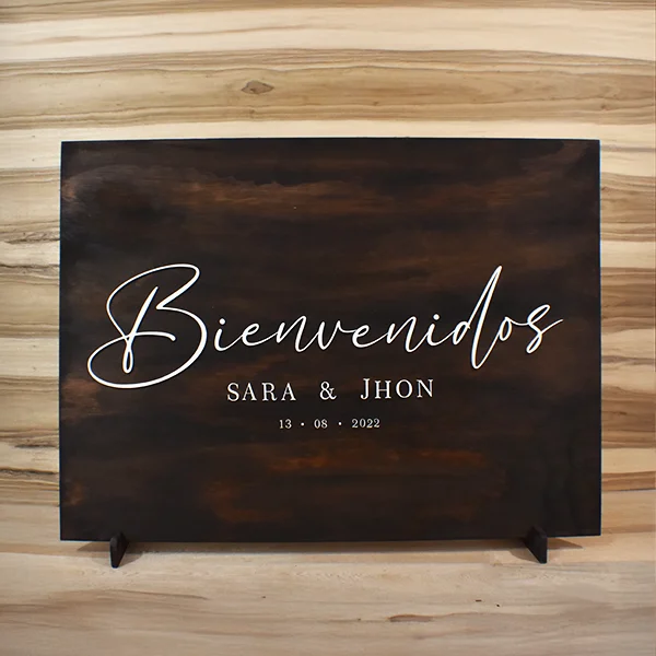 Letrero para boda de madera 1 Letrero para boda en madera pintado color wengue con letras blancas y mensaje de bienvenida personalizado.