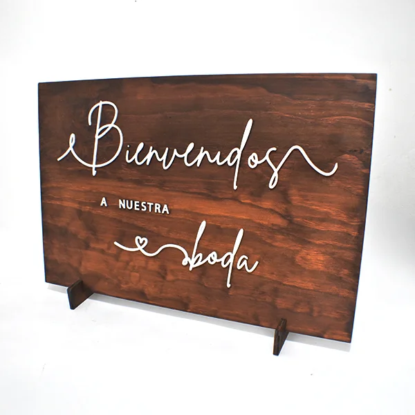Letrero para boda de madera 3 Letrero para boda en madera pintado color miel con letras blancas personalizadas, vista tres cuartos izquierda.