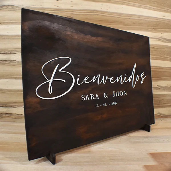 Letrero para boda de madera 2 Letrero para boda en madera color wengue con letras blancas, vista tres cuartos hacia la derecha.