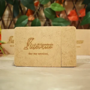 Tarjetero en MDF No. 1 personalizado con tapa cerrada, acabado natural, ideal para tarjetas de presentación.