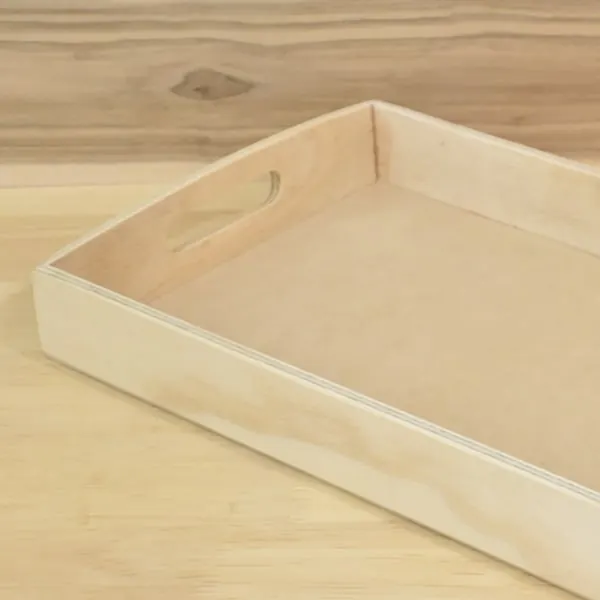 Bandeja en madera para desayunos | Trazos de Arte Bandeja en madera para desayunos, diseñada para añadir un toque de elegancia a tus desayunos sorpresa y anchetas especiales. Esta bandeja es la compañera ideal para crear momentos inolvidables. Su construcción en madera triplex de pino asegura una durabilidad excepcional y un aspecto sofisticado. Equipada con asas ergonómicas, transportarla será cómodo y práctico. Además, su diseño versátil y personalizable permite que se convierta en una verdadera pieza de arte única en su tipo. Ya sea como un regalo impresionante para bodas, aniversarios o eventos especiales como el Día de San Valentín, o como un elemento decorativo que realce la belleza de tu hogar, esta bandeja en madera triplex es un verdadero tesoro. Su popularidad en nichos de mercado específicos habla de su calidad y de la lealtad de sus compradores.