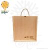 Caja de Madera para Botella y Copas Aguardiente es un elegante y versátil producto fabricado en tríplex de pino y okume, diseñado especialmente para regalos corporativos. Sus dimensiones de 23,8 x 23,8 x 9 cm la convierten en el empaque perfecto para botellas de aguardiente y copas, brindando una presentación sofisticada y atractiva. Esta caja puede personalizarse con el logo o mensaje de la empresa mediante grabado láser o impresión UV a color, agregando un toque distintivo y profesional. Con una práctica manija en cuerda, se garantiza un transporte cómodo y seguro. Cabe mencionar que el licor no está incluido en el producto. Esta caja de madera se destaca por su durabilidad y calidad, siendo un regalo que perdurará en el tiempo. Además de su función como empaque de regalo, también puede servir como un elemento decorativo en el hogar. Ideal para bodas, aniversarios, eventos corporativos y otras ocasiones especiales, la Caja de Madera para Botella y Copas Aguardiente es una opción excepcional que combina estética y funcionalidad. También es conocida como caja en MDF, caja decorativa, caja decorativa en madera MDF, cajas de madera para regalo o caja en madera con tapa. Los embalajes de madera continúan siendo apreciados por los consumidores, ya que transmiten una sensación de higiene y alta calidad. Además, se pueden personalizar con la marca, el logotipo y otros mensajes prácticos del productor. Al ser reciclable, se evitan posibles problemas bacterianos relacionados con lavados deficientes. Esta caja de madera ha ganado lealtad entre los compradores en nichos de mercado específicos en términos de tamaño y producto. Caja de Madera para Botella y Copas Aguardiente Material: Madera tríplex de pino de 9 mm, tríplex de okume de 3 mm  Color: Natural Tamaño externo: 23,8 largo x 23,8 ancho x 9 alto cm Capacidad: Botella 300 ml y copas para shot Incluye personalización en Grabado Láser Fecha estimada de entrega: De 4 a 5 días hábiles (en Bogotá, Medellín, Cali), al resto del país de 7 a 14 días. Recuerda que el tiempo de entrega comienza a partir del momento en que tu pago sea confirmado. Todos los productos son entregados al domicilio que informaste al realizar la compra. Vendido y enviado por: Trazos de Arte. Envío rápido y seguro. Es una pieza muy original, que decora ese espacio especial de casa u oficina, Ideal para regalar y sorprender, este es un regalo perfecto, Hecho en madera seleccionada cuidadosamente proveniente de una plantación forestal certificada. Hecho en Colombia. Personalización Realice un pedido personalizado, podemos agregar lo que desee, como nombre, fecha, frase, logotipo, imagen o empaque regalo. Ofrecemos: Grabado por láser, grabado CNC Router, sublimado o papel adhesivo, el precio varía según el tipo de personalización que desee, encontrara más información en Servicios en nuestro menú secundario. Si desea cotizar o tiene preguntas presione el botón Cotizar personalización con gusto las responderemos.   ¿Cómo comprar? Selecciona tu producto. Si tienes alguna duda por favor escríbenos. Haz clic en el botón de compra y la cantidad que deseas. Ingresa los datos de facturación y entrega. Realiza el pago de tu pedido. Recibe el pedido en tu domicilio.