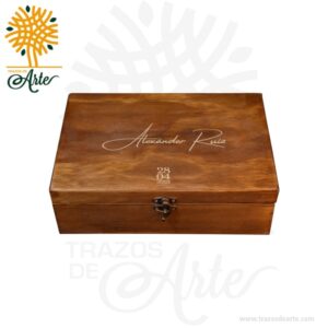 Caja de madera 8 relojes personalizada es la solución perfecta para exhibir y preservar tus relojes con elegancia. Con capacidad para almacenar hasta 8 relojes, esta caja te permite mantener tus piezas favoritas organizadas, limpias y libres de polvo. Ya no tendrás que perder tiempo buscando el reloj perfecto cada mañana, ¡ahora podrás tomar decisiones rápidas y sin complicaciones! Además de ser ideal para relojes, esta versátil caja también puede guardar tus preciosas joyas, como collares, anillos, pulseras y pendientes, manteniéndolas seguras y protegidas en un solo lugar. La caja de madera está fabricada con materiales de alta calidad y presenta hermosas texturas de vetas naturales, acentuando su encanto. Las almohadillas interiores están hechas de suave y resistente Yute, que brinda una protección adicional a tus relojes. Con opciones de personalización en impresión sólida o grabado láser, esta caja se adapta a los gustos y preferencias tanto de hombres como mujeres. Es el regalo perfecto para cumpleaños, aniversarios, bodas o cualquier ocasión especial. Cada caja de madera es única debido a las características naturales de la madera, por lo que el producto recibido puede diferir ligeramente de la imagen mostrada. Sin embargo, esto solo resalta su autenticidad y singularidad. Opta por esta exclusiva caja de madera personalizada y disfruta de la calidad y el encanto que solo la madera puede ofrecer. Caja de madera 8 relojes personalizada Material: Triplex de Pino de 9 mm Color: A elección  Tamaño: 21 ancho x 31 largo x 10 alto cm Capacidad: 8 relojes  El precio incluye personalización en grabado láser  Fecha estimada de entrega: De 4 a 5 días hábiles (en Bogotá, Medellín, Cali), al resto del país de 7 a 14 días. Recuerda que el tiempo de entrega comienza a partir del momento en que tu pago sea confirmado. Todos los productos son entregados al domicilio que informaste al realizar la compra. Vendido y enviado por: Trazos de Arte. Envío rápido y seguro. Es una pieza muy original, que decora ese espacio especial de casa u oficina, Ideal para regalar y sorprender, este es un regalo perfecto, Hecho en madera seleccionada cuidadosamente proveniente de una plantación forestal certificada. Hecho en Colombia. Personalización Realice un pedido personalizado, podemos agregar lo que desee, como nombre, fecha, frase, logotipo, imagen o empaque regalo. Ofrecemos: Grabado por láser, grabado CNC Router, sublimado o papel adhesivo, el precio varía según el tipo de personalización que desee, encontrara más información en Servicios en nuestro menú secundario. Si desea cotizar o tiene preguntas presione el botón Cotizar personalización con gusto las responderemos.   ¿Cómo comprar? Selecciona tu producto. Si tienes alguna duda por favor escríbenos. Haz clic en el botón de compra y la cantidad que deseas. Ingresa los datos de facturación y entrega. Realiza el pago de tu pedido. Recibe el pedido en tu domicilio.