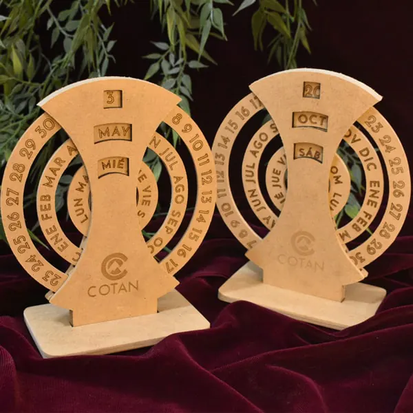 Calendario perpetuo giratorio en MDF de 3 mm de espesor, personalizado en grabado láser, ideal como regalo para oficinas y empresas. Este elegante calendario es una combinación perfecta de funcionalidad y estilo, diseñado para impresionar y sorprender a sus destinatarios. Fabricado con precisión en corte láser, el calendario perpetuo de MDF cuenta con un diseño giratorio que permite ajustar la fecha y el mes de manera sencilla y conveniente. El material de MDF de 3 mm de espesor garantiza su durabilidad y resistencia, mientras que el grabado láser personalizado le brinda un toque único y exclusivo. Con su acabado en madera y detalles meticulosos, este calendario perpetuo es un regalo elegante y sofisticado que añadirá un toque de estilo a cualquier oficina o entorno empresarial. Además, al ser personalizable, se puede adaptar con el nombre o el logotipo de la empresa, convirtiéndolo en un obsequio promocional o corporativo ideal. Este calendario perpetuo giratorio en MDF es la elección perfecta para aquellos que buscan un regalo de calidad, duradero y significativo para impresionar a sus colegas, clientes o socios comerciales. Calendario Perpetuo Giratorio en MDF Material: MDF de 3 mm de espesor Color: Natural Tamaño: 7 largo x 13 ancho x 15 alto cm El precio incluye personalización en grabado láser Fecha estimada de entrega: De 4 a 5 días hábiles (en Bogotá, Medellín, Cali), al resto del país de 7 a 14 días. Recuerda que el tiempo de entrega comienza a partir del momento en que tu pago sea confirmado. Todos los productos son entregados al domicilio que informaste al realizar la compra. Vendido y enviado por: Trazos de Arte. Envío rápido y seguro. Es una pieza muy original, que decora ese espacio especial de casa u oficina, Ideal para regalar y sorprender, este es un regalo perfecto, Hecho en madera seleccionada cuidadosamente proveniente de una plantación forestal certificada. Hecho en Colombia. Personalización Realice un pedido personalizado, podemos agregar lo que desee, como nombre, fecha, frase, logotipo, imagen o empaque regalo. Ofrecemos: Grabado por láser, grabado CNC Router, sublimado o papel adhesivo, el precio varía según el tipo de personalización que desee, encontrara más información en Servicios en nuestro menú secundario. Si desea cotizar o tiene preguntas presione el botón Cotizar personalización con gusto las responderemos. ¿Cómo comprar? Selecciona tu producto. Si tienes alguna duda por favor escríbenos. Haz clic en el botón de compra y la cantidad que deseas. Ingresa los datos de facturación y entrega. Realiza el pago de tu pedido. Recibe el pedido en tu domicilio.