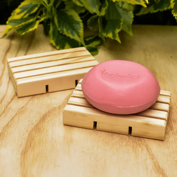 Jabonera en Madera | Trazos de Arte Jabonera en madera de pino con diseño ecológico, ideal para sostener y drenar jabones de forma práctica y estética.