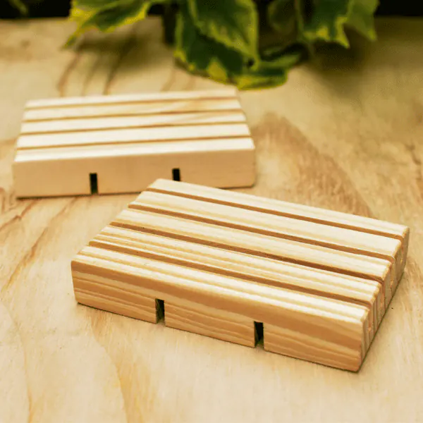 Jabonera en Madera | Trazos de Arte Jabonera en madera de pino con diseño ecológico, ideal para sostener y drenar jabones de forma práctica y estética.