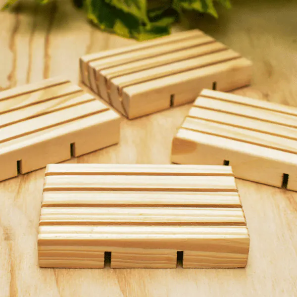 Jabonera en Madera | Trazos de Arte Jabonera en madera de pino con diseño ecológico, ideal para sostener y drenar jabones de forma práctica y estética.