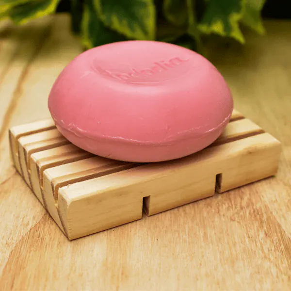 Jabonera en Madera | Trazos de Arte Jabonera en madera de pino con diseño ecológico, ideal para sostener y drenar jabones de forma práctica y estética.